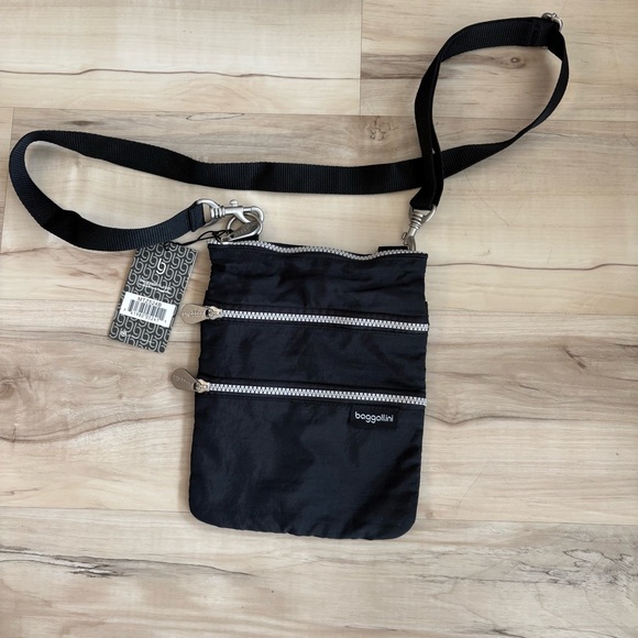 Baggallini Other - Baggallini Black Belt Bag with Silver Accents